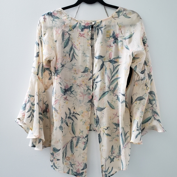 Beautiful  summer top. - Picture 3 of 5